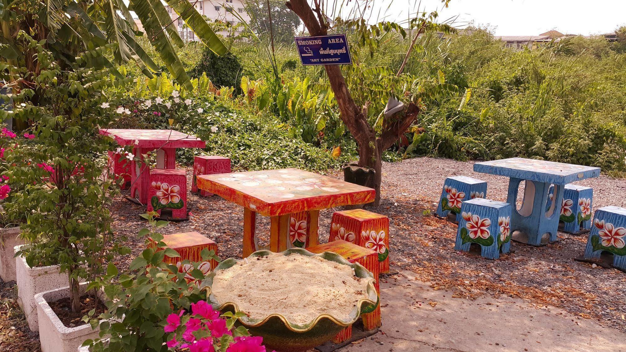 Aparthotel Suansin Art Garden à Ban Lat Krachaeng Extérieur photo