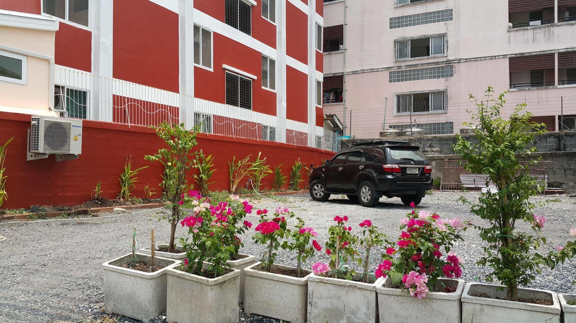 Aparthotel Suansin Art Garden à Ban Lat Krachaeng Extérieur photo